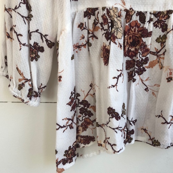 Floral peplum top key hole cut out - Picture 3 of 7